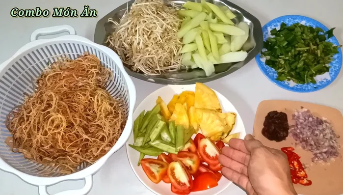 Chuẩn bị nguyên liệu: Khóm cắt lát, cà chua cắt múi, đậu bắp bỏ đầu và cắt đôi, bạc hà cắt nhỏ, hành tím băm, ớt cắt lát.