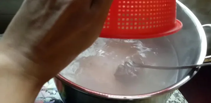 Nấu 4,5 lít nước, cho gạo vào, đun sôi rồi hạ lửa nhỏ, khuấy đều để cháo nở.