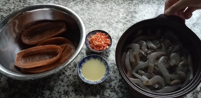 Làm tép rang: Tép rửa sạch, ướp với tỏi băm, nước cốt chanh, dưa mắm, 1 muỗng canh tỏi ớt băm, 2 muỗng canh nước mắm, 2 muỗng canh rưỡi đường, 1/2 muỗng cà phê bột ngọt, 1 muỗng canh dầu ăn. Rang tép đến khi chín vàng, nêm nếm lại cho vừa ăn.