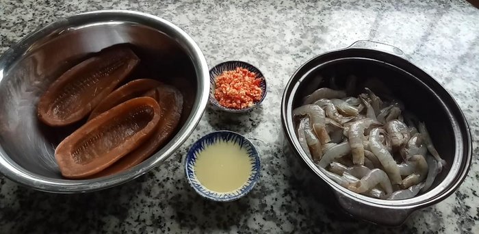 Làm dưa mắm: Dưa mắm rửa sạch, trụng qua nước sôi, để ráo. Ướp với tỏi ớt băm, 2 muỗng canh nước mắm, 2 muỗng canh nước cốt chanh, đường (tùy chỉnh độ mặn).