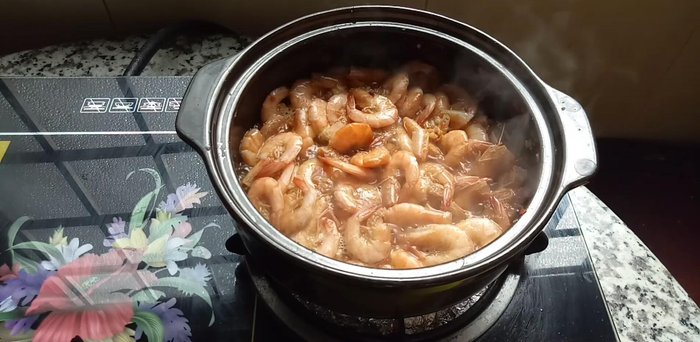 Sau khi cháo nở, cho lá dứa vào, tắt bếp.