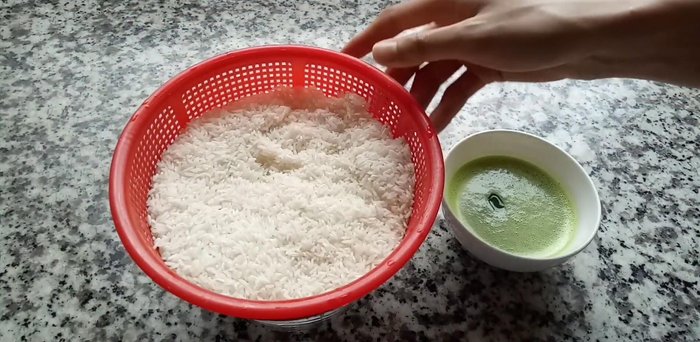 Vo sạch gạo và để ráo.