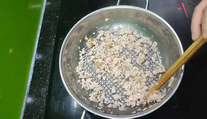 Cho chuối luộc vào nồi, đun đến khi chuối mềm (104.159). Dằm chuối nếu muốn canh nhuyễn, hoặc để nguyên miếng (110.759).
