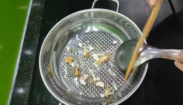 Phi thơm tỏi, hành với mỡ lợn hoặc dầu ăn (71.6).