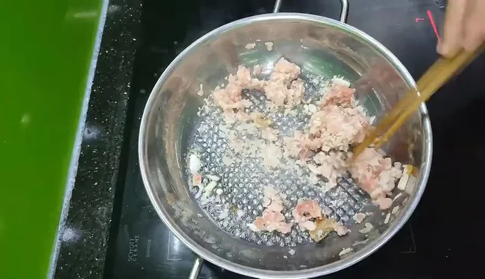 Cho thịt băm vào xào cùng (80.4). Nếu có thời gian, dùng nước xương ninh để tăng độ ngọt (86.759).