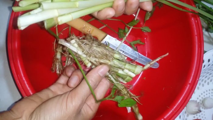 Nhặt và rửa sạch rau cần. Cắt bỏ phần gốc, lá già, úa. Ngâm rau cần vào nước muối khoảng 15 phút cho sạch.