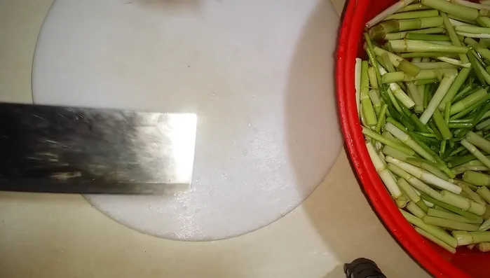 Đập dập hành khô, bổ múi cà chua.
