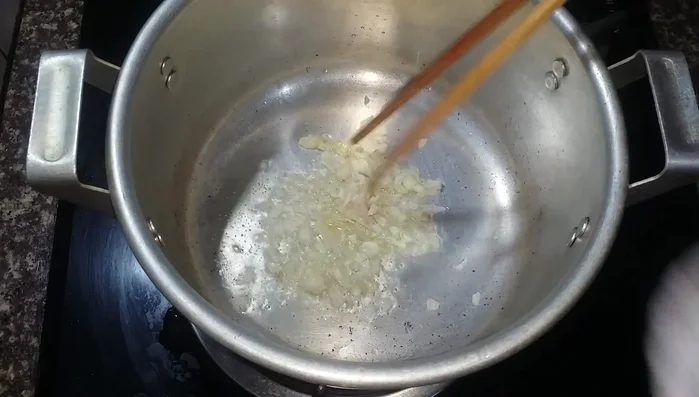 Cho dầu ăn vào nồi, phi thơm hành khô.