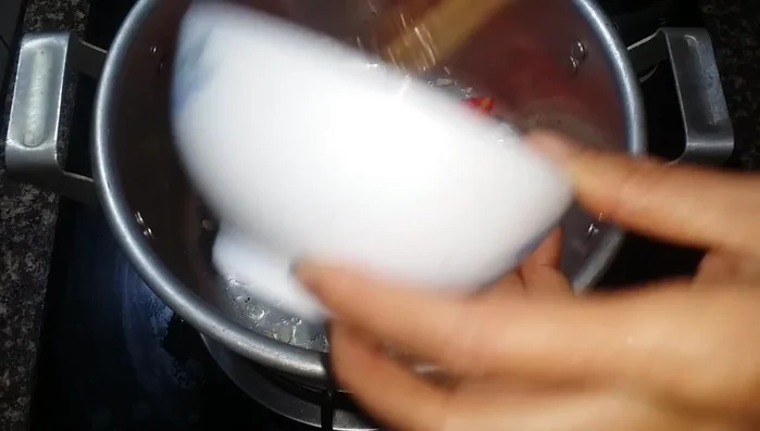 Cho cà chua vào xào đến khi mềm.