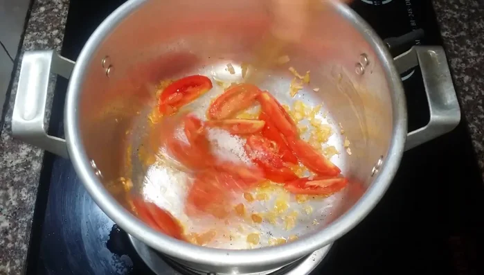 Thêm bột canh, nước vào nồi, đun sôi.
