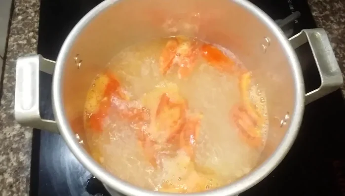 Đun sôi khoảng 5 phút cho cà chua chín mềm, không bị hăng.