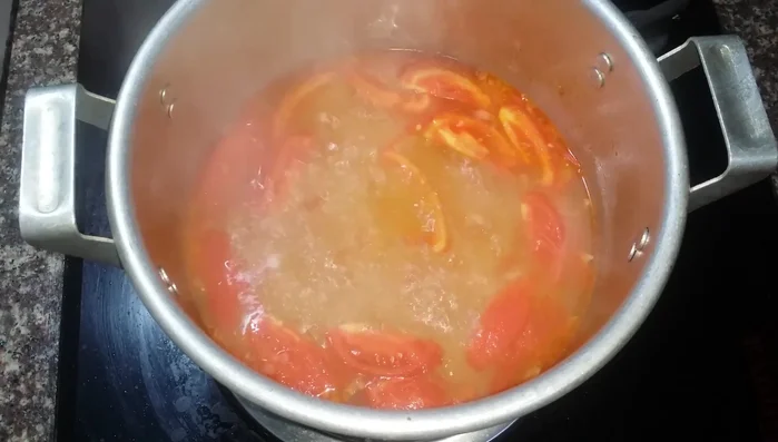 Cho rau cần vào, đun sôi lại rồi tắt bếp ngay.