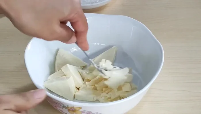 Cho phô mai vào tô, tán nhuyễn.