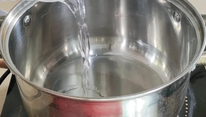 Cho nửa lít nước lọc vào nồi, đun sôi rồi tắt bếp.