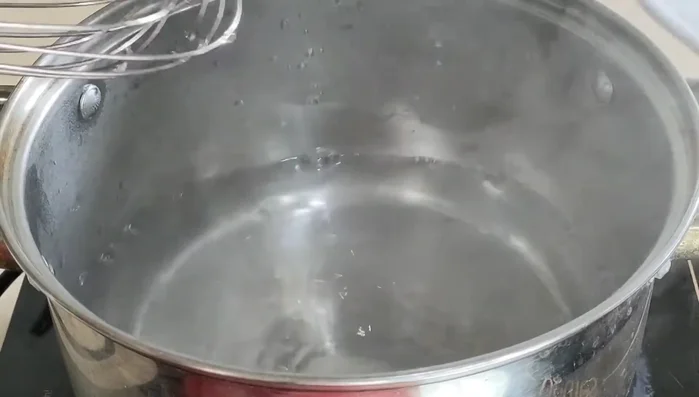 Đổ hỗn hợp đường và rau câu vào nước sôi, khuấy đều đến khi tan hết. Nấu sôi 3 phút, nhớ khuấy đều tay để tránh bị khét.