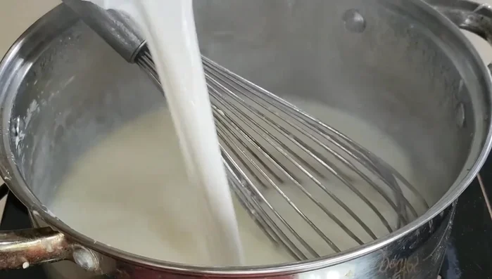 Đổ sữa tươi vào, khuấy đều.