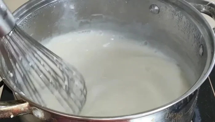Cho creme béo (chích lùng) vào, khuấy đều đến khi hỗn hợp quyện lại, không cần đun sôi.