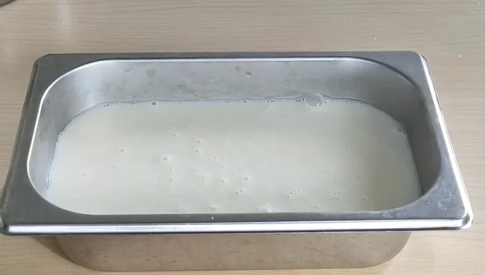 Đổ hỗn hợp vào khuôn, dùng muỗng loại bỏ bọt khí.