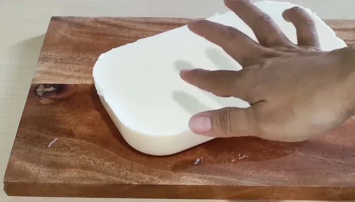 Cắt thạch thành từng miếng vừa ăn.