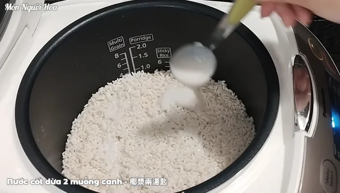 Cho gạo nếp vào nồi cơm điện, thêm nước cốt dừa, nước ngâm nấm đông cô (116.94).