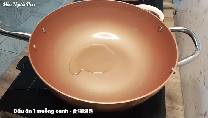Làm nóng chảo với dầu ăn, xào hành phi cho thơm (204.76).
