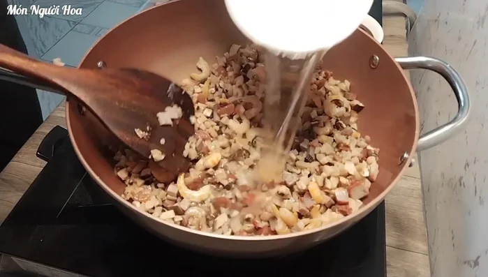 Thêm nước, dầu hào, bột nêm gà, đường, tiêu và nêm nếm gia vị (242.85, 254.43).