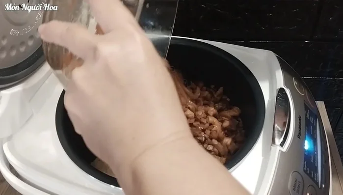 Trộn đều nhân với xôi chín (316.53).