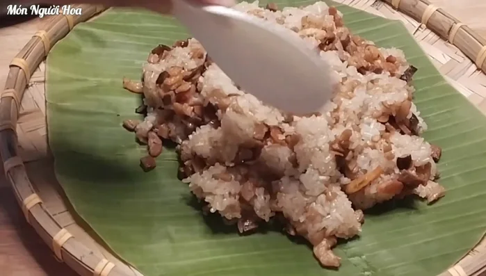 Múc xôi ra đĩa, trang trí với đậu phộng rang, hành phi, lạp xưởng và xá xíu (330.93, 352.33).
