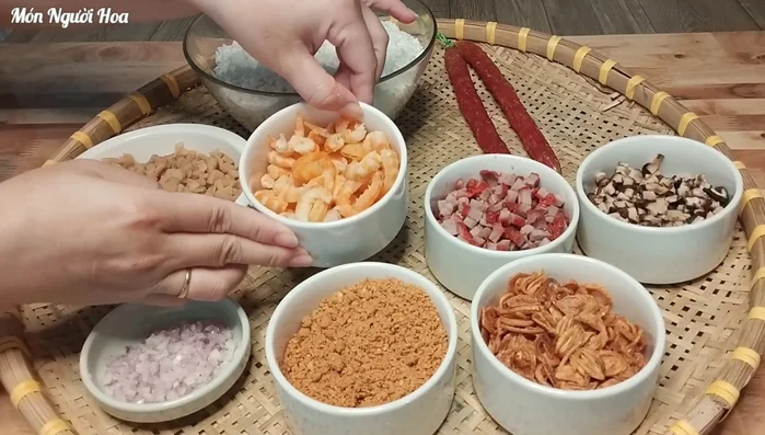 Cắt nhỏ lạp xưởng, tôm khô, xá xíu, nấm đông cô (59.25, 70.83, 80.85).
