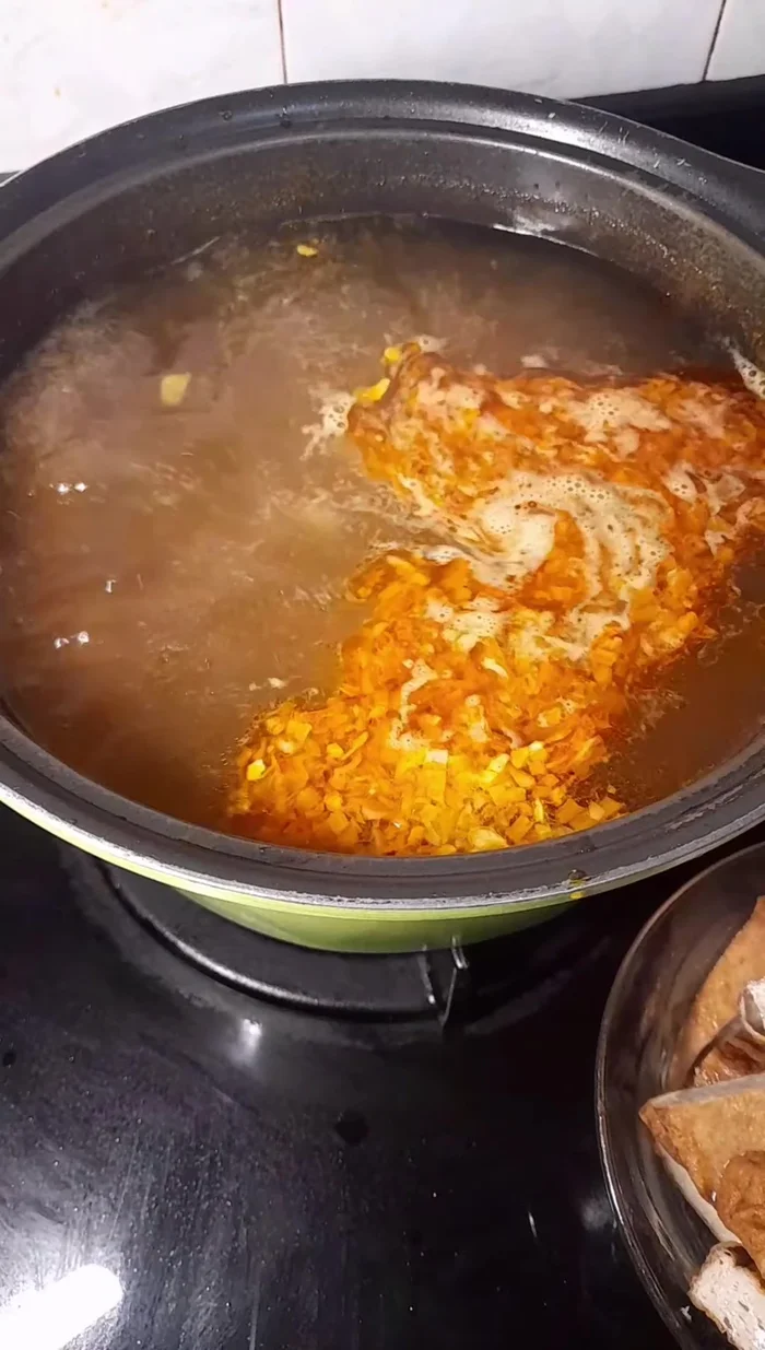 Cho bí đỏ vào nồi nước dùng.