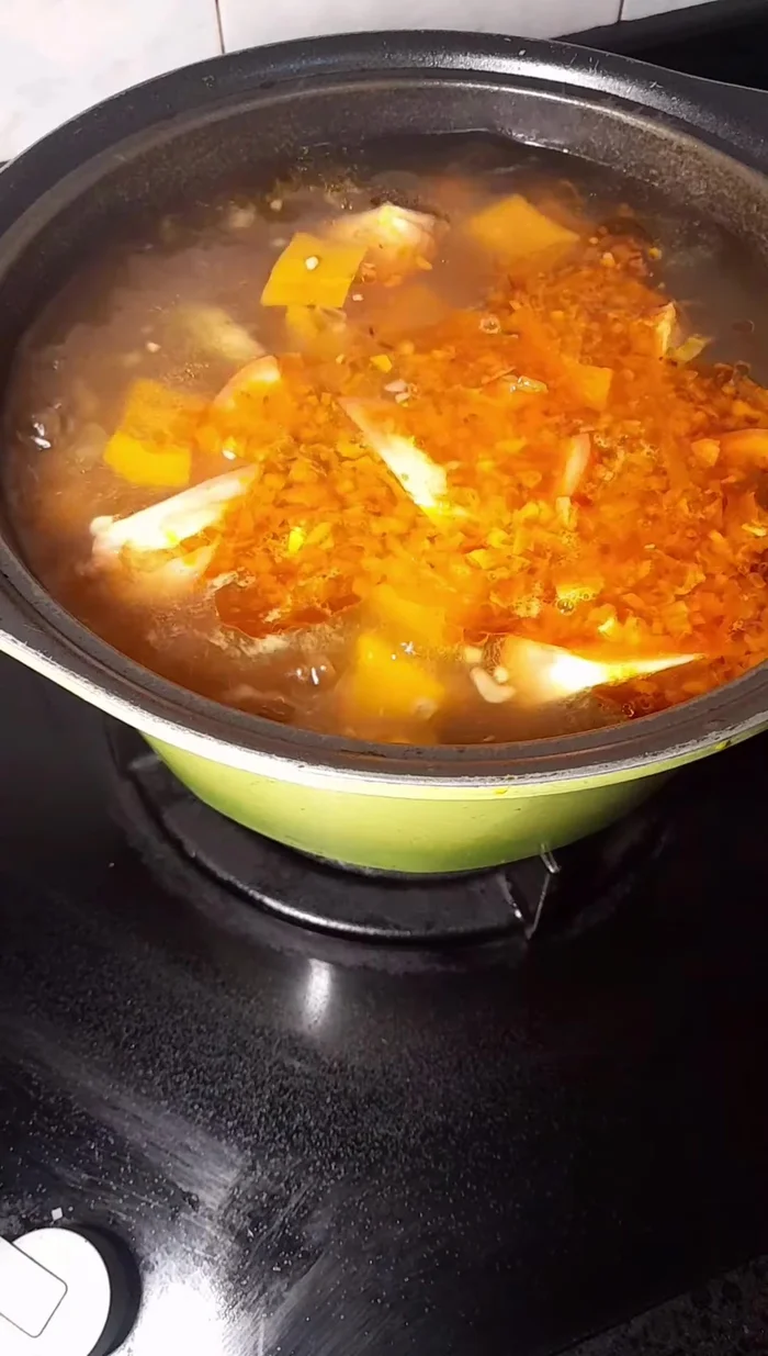 Thêm cà chua và hành tây vào nồi.