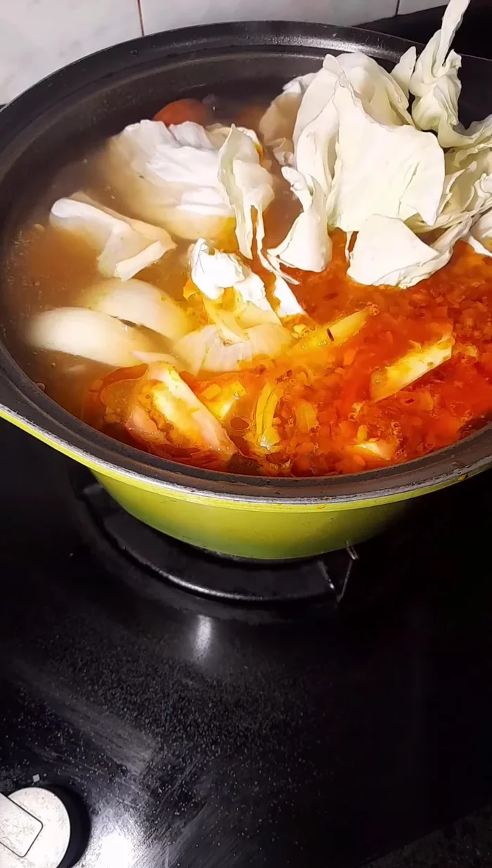 Cho bắp cải vào nồi.
