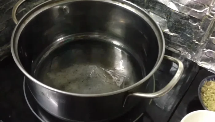 Cho dầu vào chảo nóng, phi thơm sả và tỏi.