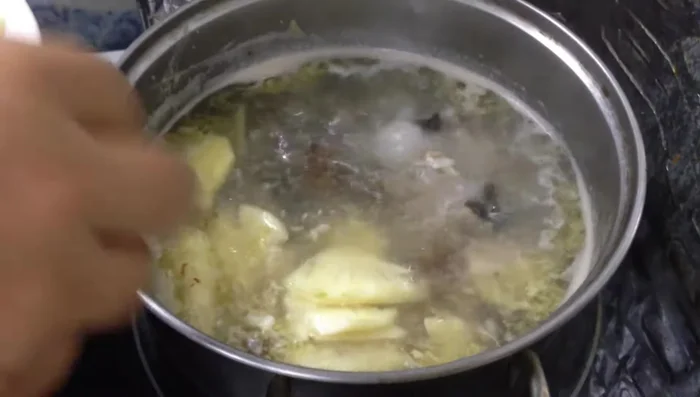 Cho khóm, cà chua, dọc mùng vào nồi canh.