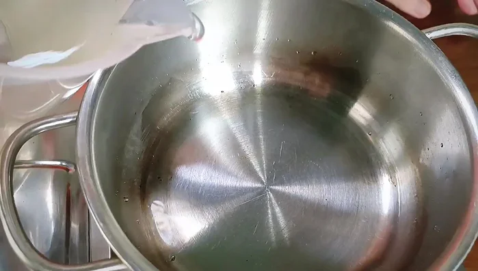 Cho 1 lít nước vào nồi, thêm 8 muỗng canh đường và 1 muỗng canh rau câu giòn.