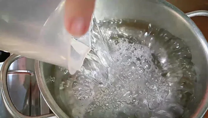Đun sôi hỗn hợp rau câu và đường.