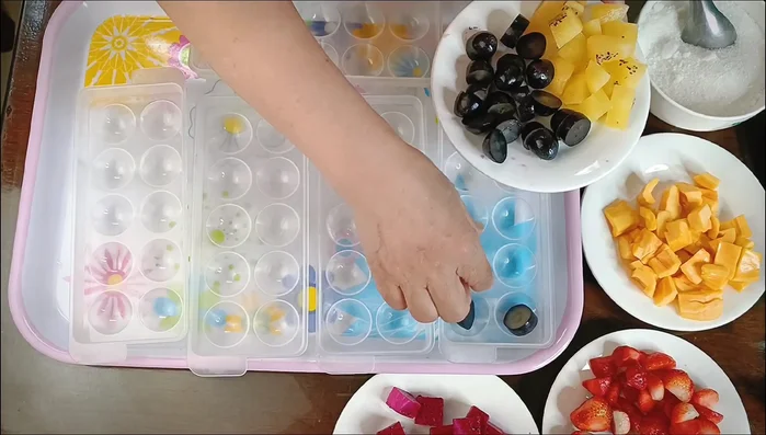 Cho trái cây đã chuẩn bị vào khuôn.