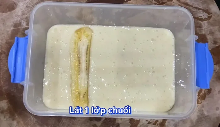 Lớp kem trang trí: Xếp lớp chuối cắt lát lên trên lớp kem chuối xay.