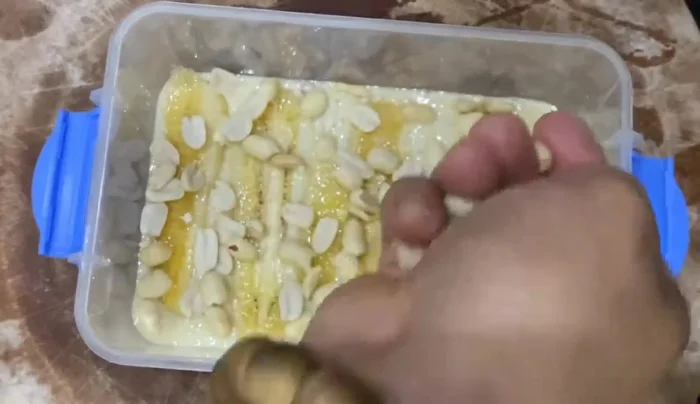 Thêm đậu phộng: Rắc đậu phộng rang lên trên cùng.