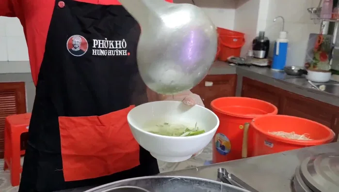Thêm rau sống, giá vào tô phở.