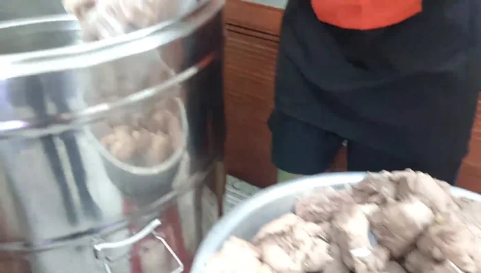 Cho xương vào nồi, thêm nước và bật bếp nấu. Thêm củ cải trắng để tăng hương vị.