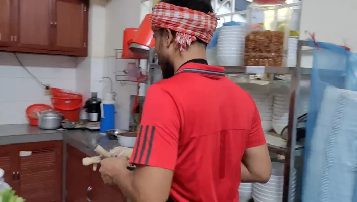 Luộc gà sơ qua.
