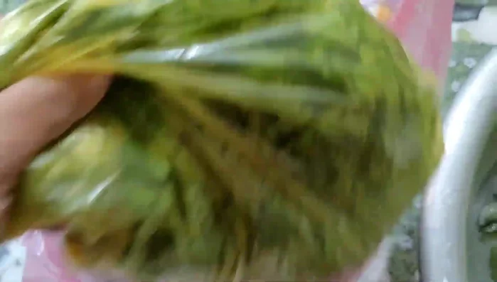 Cắt hành lá thành từng đoạn nhỏ.
