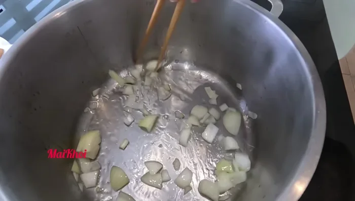 Nấu nước dùng: Phi thơm hành, cho vỏ tôm vào xào, sau đó thêm nước và đun sôi. Nấu khoảng 10-20 phút, vớt bỏ bọt và vỏ tôm.