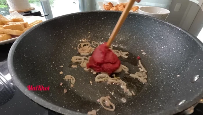 Xào cà chua: Phi thơm hành, cho cà chua cô đặc và cà chua tươi vào xào sơ.