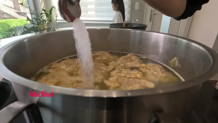 Cho riêu tôm, cà chua xào vào nồi nước dùng. Nêm nếm gia vị (muối, đường, bột ngọt, bột nêm tùy thích).