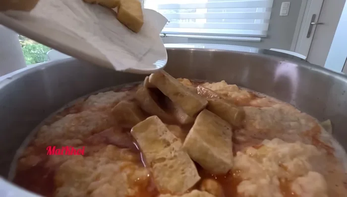 Cho đậu hũ chiên vào nồi nước dùng. Đun sôi trở lại là được.