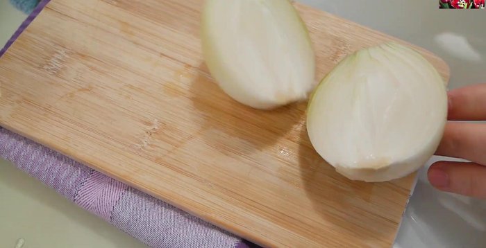 Nướng hành tây: Cắt đôi hành tây, nướng trong nồi chiên không dầu ở 180°C trong 10 phút.
