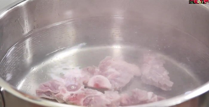 Cho xương vào nước dùng đang sôi. Thêm hành tây nướng (bỏ vỏ ngoài), củ cải trắng vào, đun lửa lớn cho sôi lại, vớt bọt. Hạ lửa nhỏ, đun 40 phút.