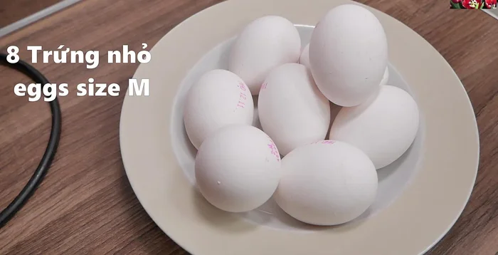 Làm riêu: Xay/băm nhuyễn thịt nạc dăm. Phi thơm hành tím và tỏi, cho thịt xay vào xào. Thêm riêu cua, trứng gà, hành tím, tỏi băm, gia vị (muối, bột nêm, đường, nước mắm, tiêu, hành phi) vào trộn đều, ướp 5-10 phút.